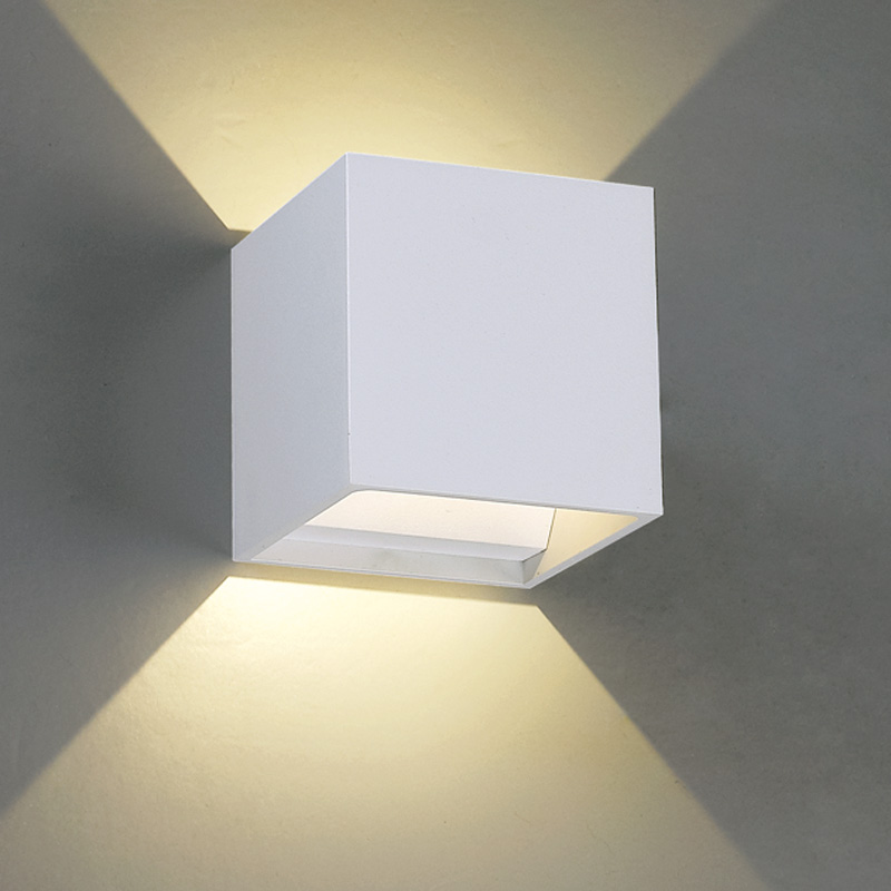 Wandleuchte Qubit Q LED 6.6W 2700°K weiss 
230V/24V/350mA DC / H=102 B=102 T=102