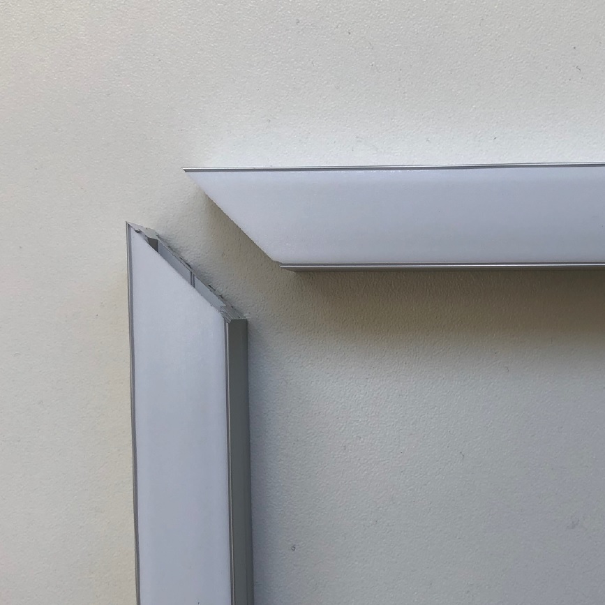 Vorkonfektion / Led Profil Gehrung zuschneiden
zwei Schnitte in Gehrung