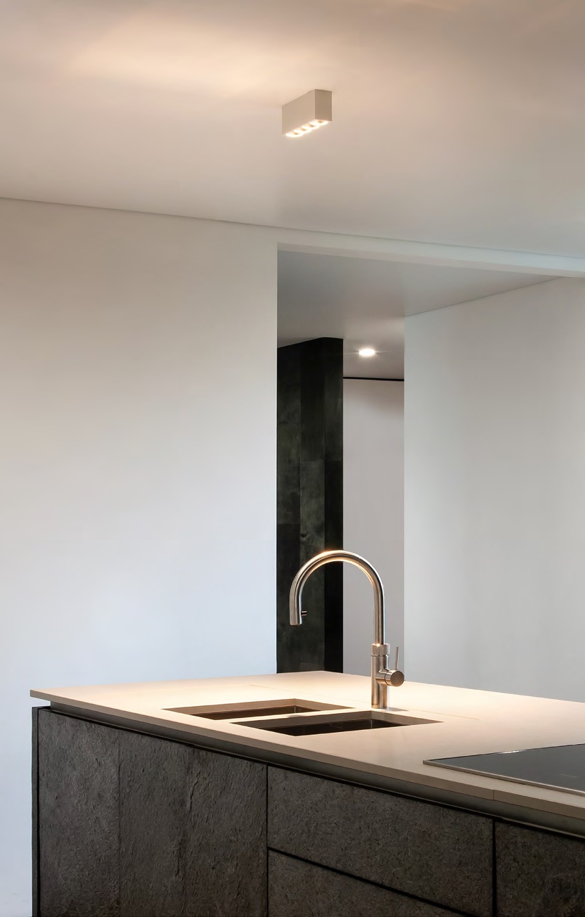 Deckenaufbauleuchte PIRRO 6.0 weiss/gold
230V / 6x5W 2700K 2510Lm 50x270mm H=80mm - Image 4